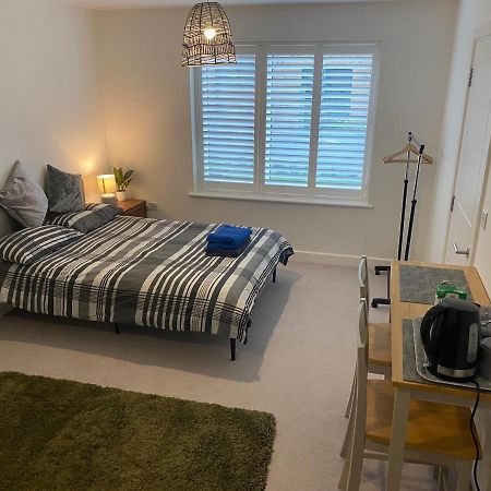 Very Large Double Room With Corner Sofa, Sky Tv, Netflix Etc, Fridge And Microwave Newhaven Bagian luar foto