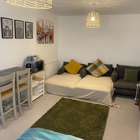 Very Large Double Room With Corner Sofa, Sky Tv, Netflix Etc, Fridge And Microwave Newhaven Bagian luar foto