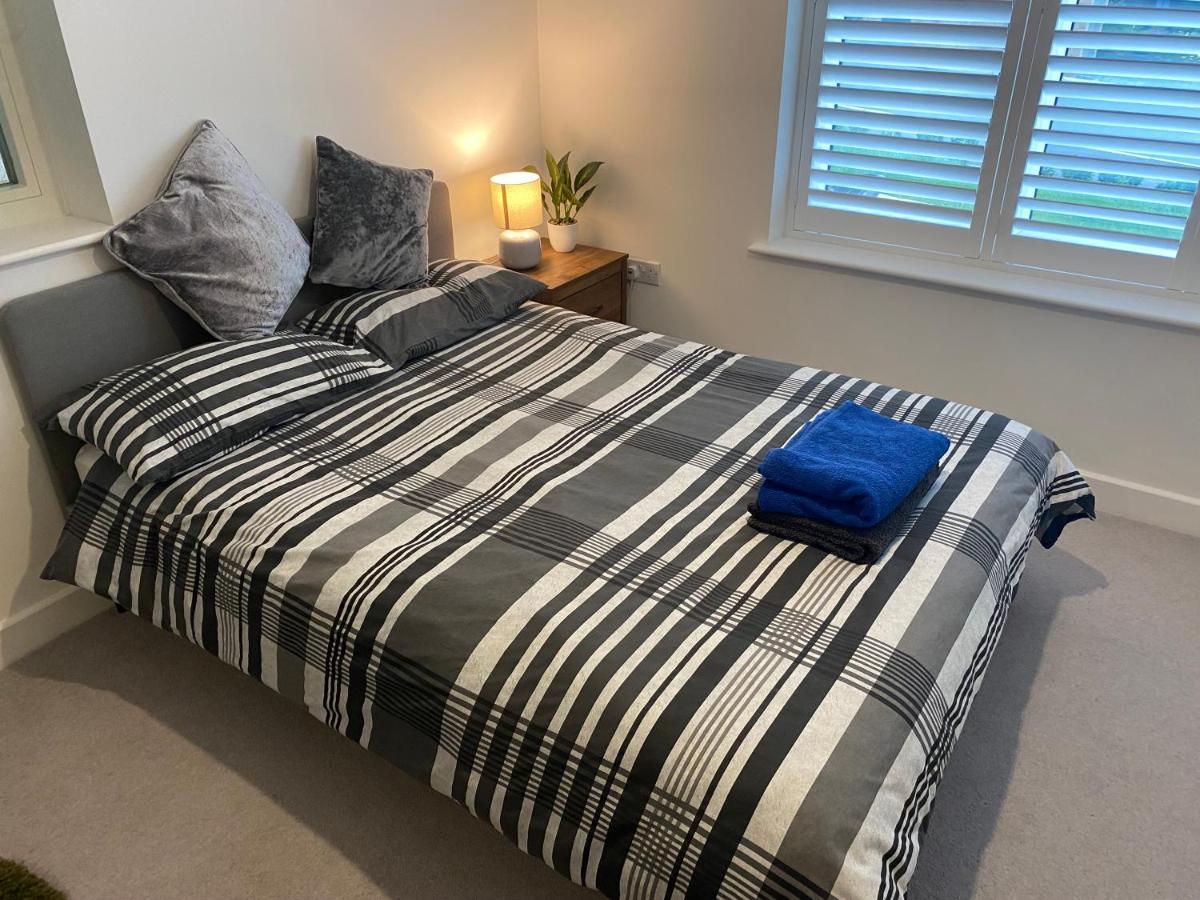 Very Large Double Room With Corner Sofa, Sky Tv, Netflix Etc, Fridge And Microwave Newhaven Bagian luar foto