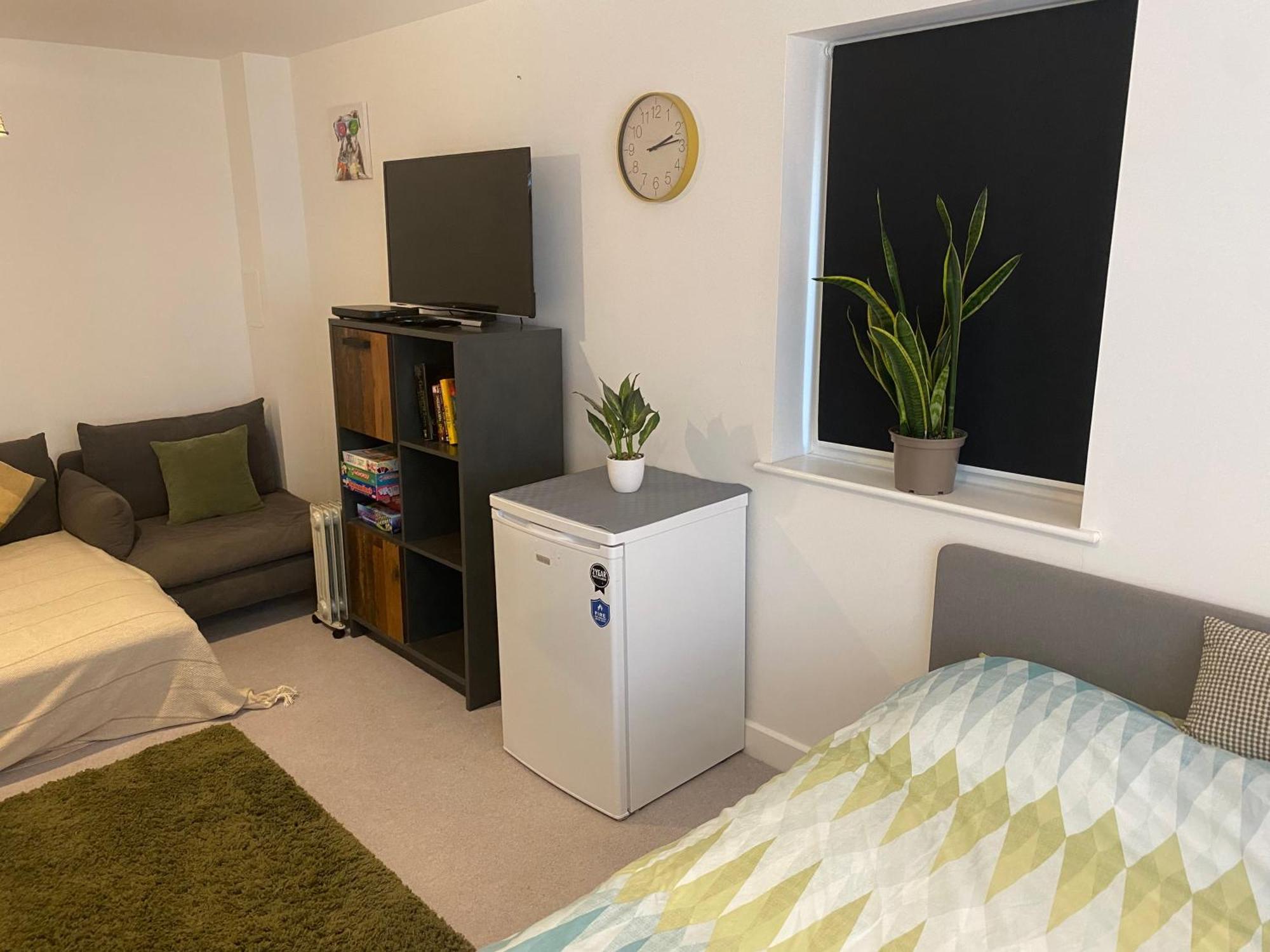 Very Large Double Room With Corner Sofa, Sky Tv, Netflix Etc, Fridge And Microwave Newhaven Bagian luar foto