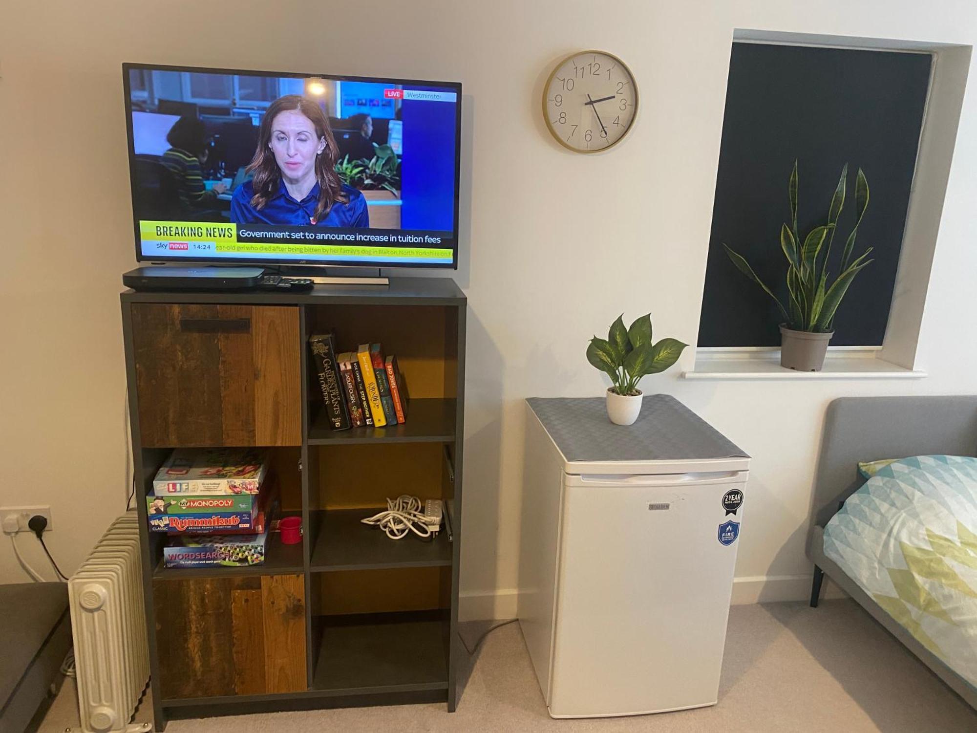 Very Large Double Room With Corner Sofa, Sky Tv, Netflix Etc, Fridge And Microwave Newhaven Bagian luar foto