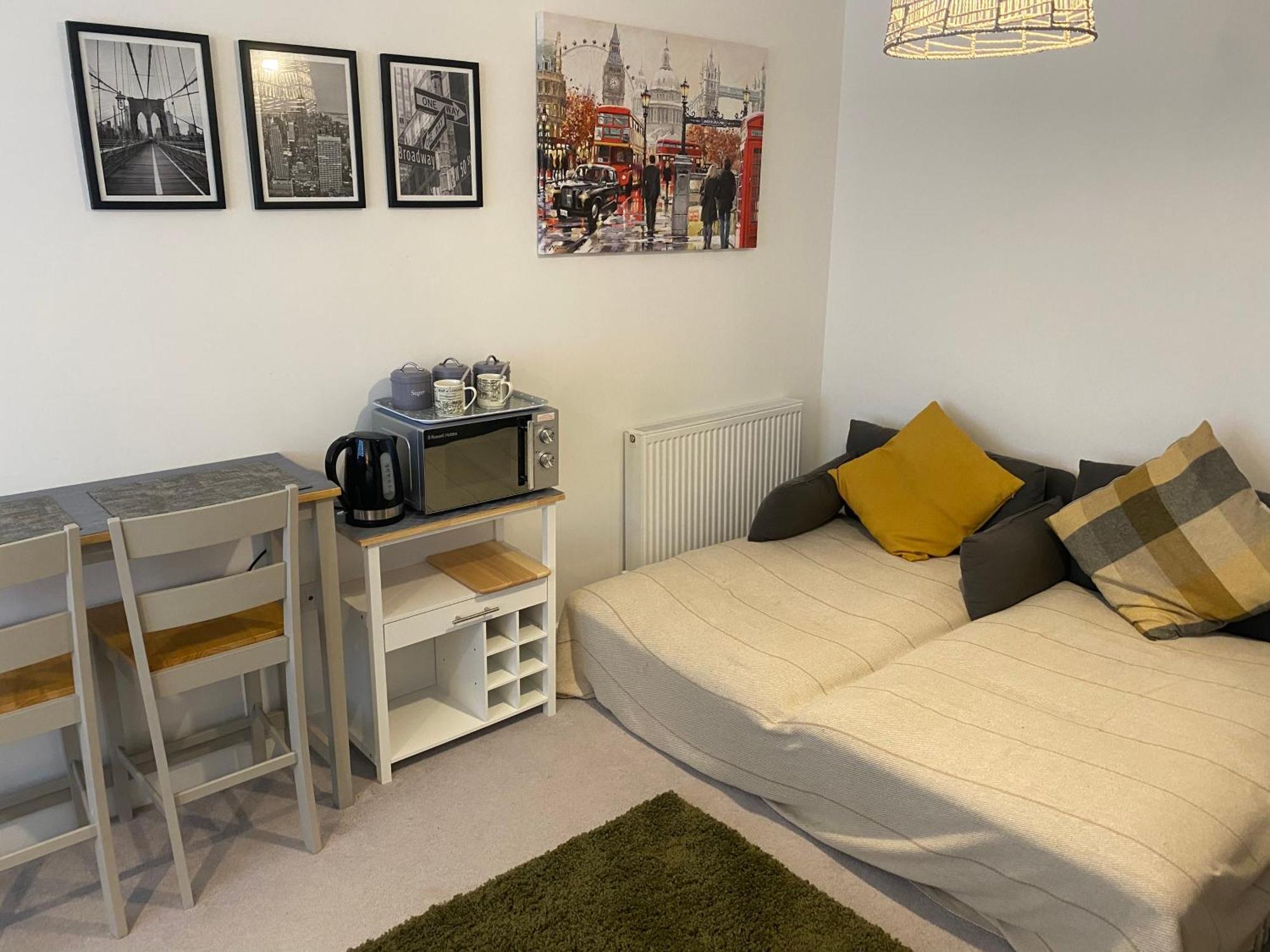 Very Large Double Room With Corner Sofa, Sky Tv, Netflix Etc, Fridge And Microwave Newhaven Bagian luar foto
